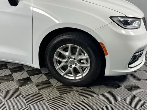 Used 2024 Chrysler Pacifica Touring-L image 8