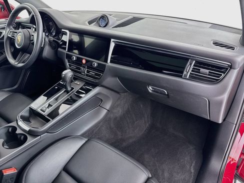 Certified 2025 Porsche Macan AWD/4WD image 31