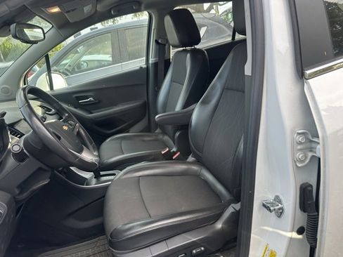 Used 2020 Chevrolet Trax LT w/ LT Convenience Package image 11