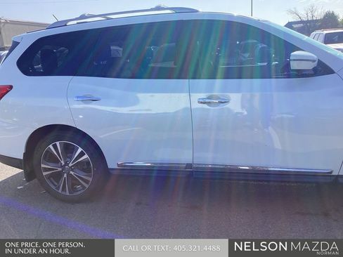 Used 2017 Nissan Pathfinder Platinum w/ Family Entertainment Package FWD image 5