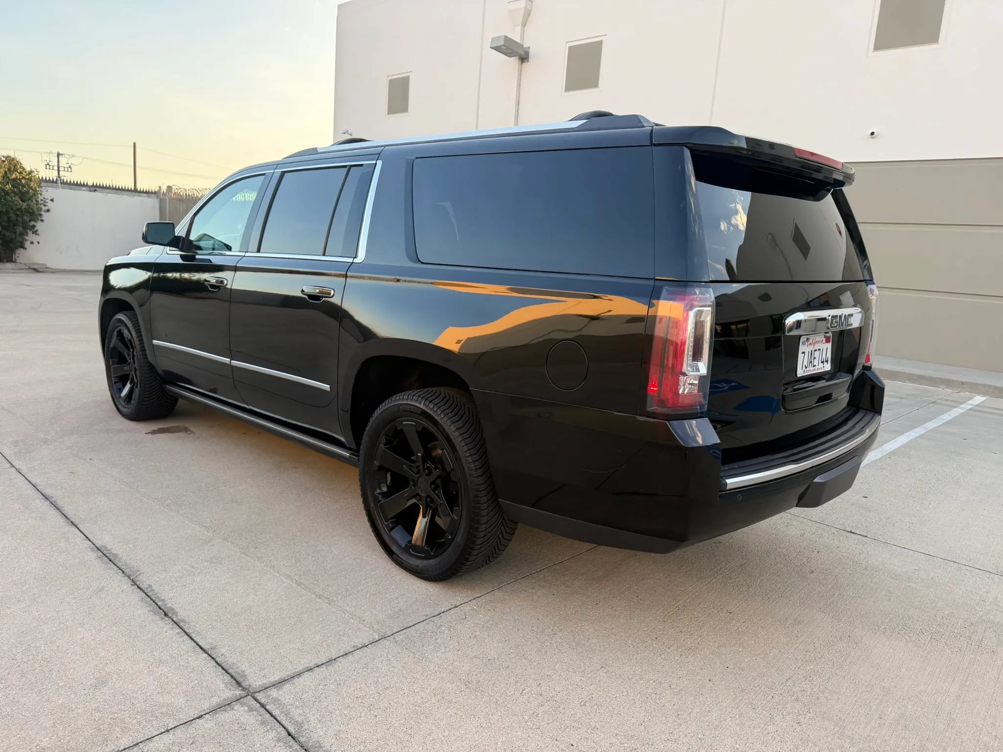 Used 2015 GMC Yukon XL Denali w/ Touring Package AWD/4WD image 8