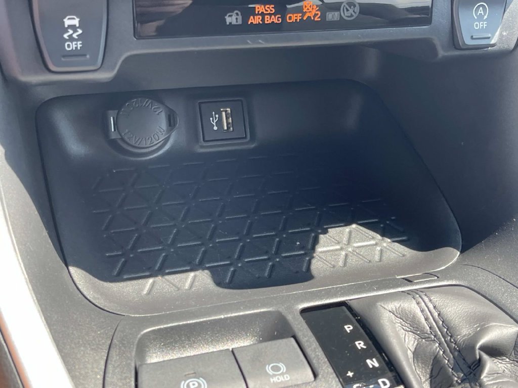 Used 2025 Toyota RAV4 XLE FWD image 31