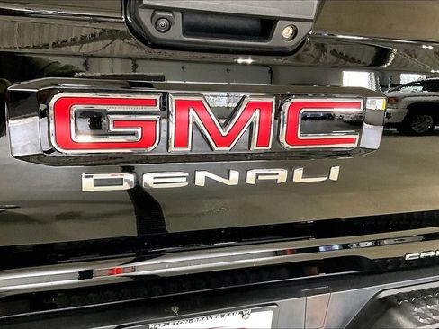 Used 2023 GMC Canyon Denali image 9
