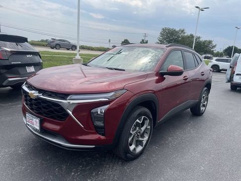 Used 2025 Chevrolet Trax LT FWD image 12
