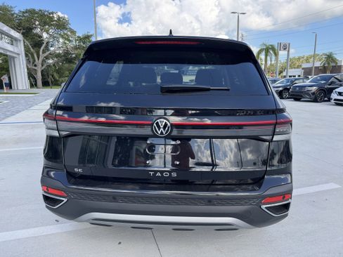 New 2025 Volkswagen Taos SE image 3