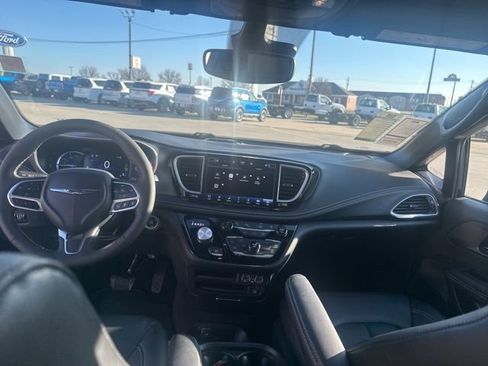 Used 2025 Chrysler Pacifica Select w/ Uconnect Theater Family Group image 35