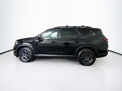 Used 2025 Honda Pilot TrailSport image 4