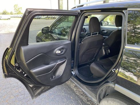 Used 2019 Jeep Cherokee Latitude w/ Popular Appearance Group AWD/4WD image 23