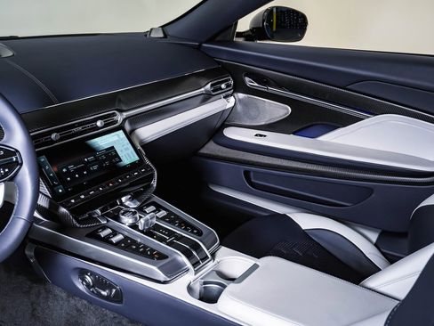 Used 2025 Aston Martin Vanquish image 24