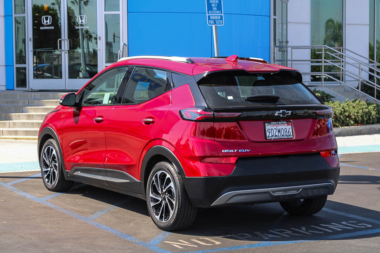 Used 2023 Chevrolet Bolt EUV Premier w/ Sun & Sound Package FWD image 9