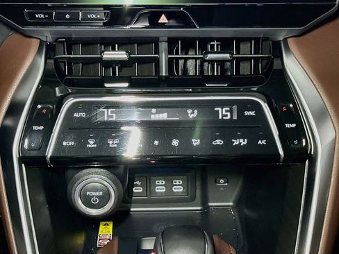 Used 2023 Toyota Venza XLE AWD/4WD image 31
