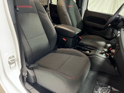 Used 2025 Jeep Wrangler Unlimited Rubicon AWD/4WD image 12