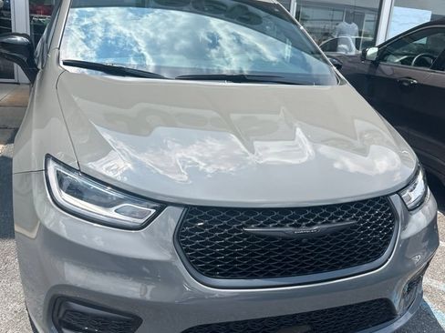 Used 2024 Chrysler Pacifica Touring-L w/ S Appearance Package FWD image 10