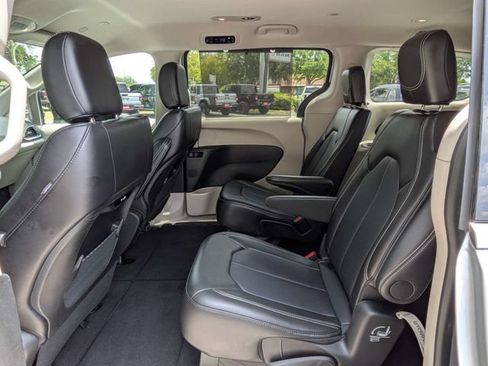 Used 2024 Chrysler Pacifica Touring-L FWD image 15