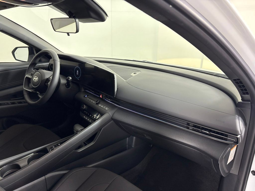 New 2025 Hyundai Elantra SEL FWD image 13