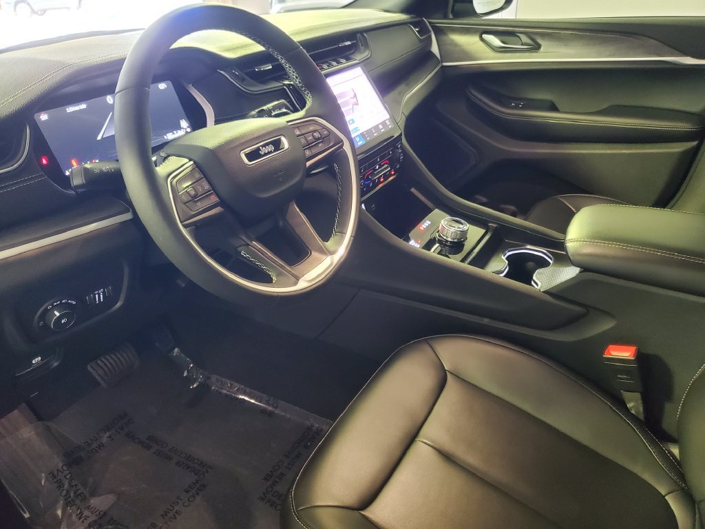 Used 2025 Jeep Grand Cherokee Limited AWD/4WD image 8