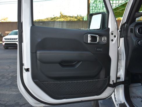 Used 2022 Jeep Gladiator Overland w/ Popular Equipment Package image 12