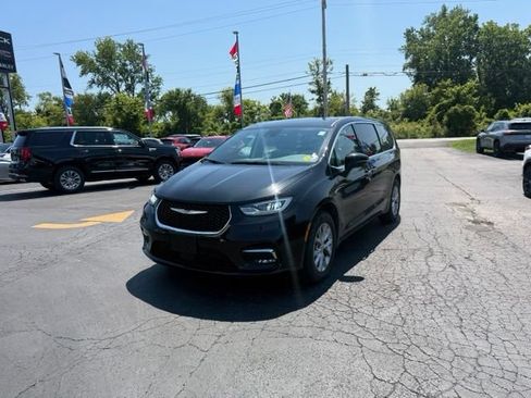 Used 2023 Chrysler Pacifica Touring-L w/ Uconnect Theater Family Group AWD/4WD image 3