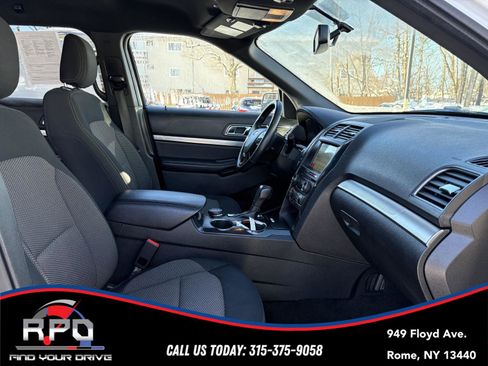 Used 2018 Ford Explorer XLT w/ XLT Technology Feature Bundle image 17