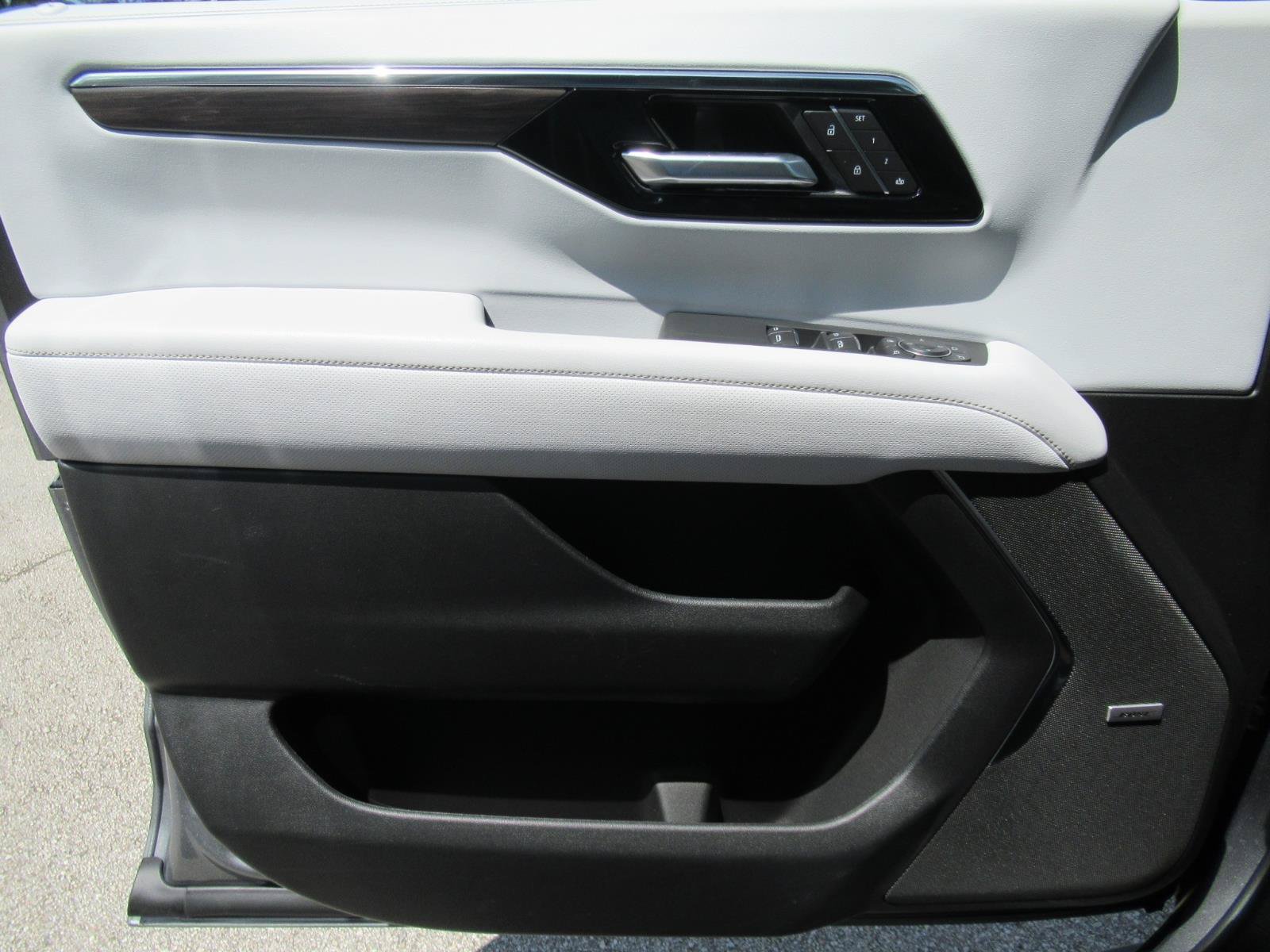Used 2026 Chevrolet Suburban Premier AWD/4WD image 20
