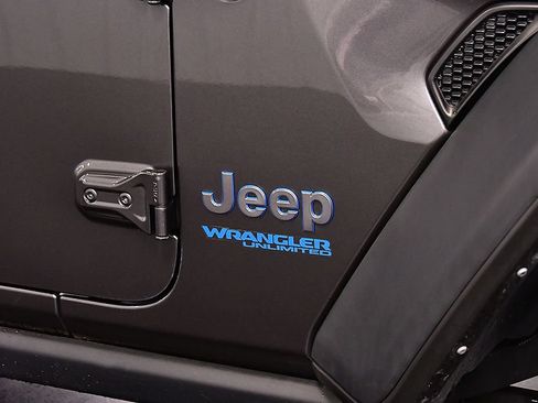 Used 2021 Jeep Wrangler Unlimited Rubicon 4xe w/ Cold Weather Group AWD/4WD image 11