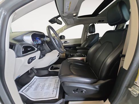 Used 2023 Chrysler Pacifica Touring-L AWD/4WD image 11