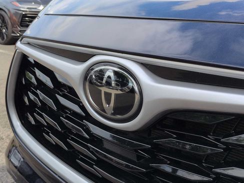 Used 2021 Toyota Highlander XLE AWD/4WD image 12