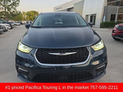 Used 2023 Chrysler Pacifica Touring-L FWD image 3