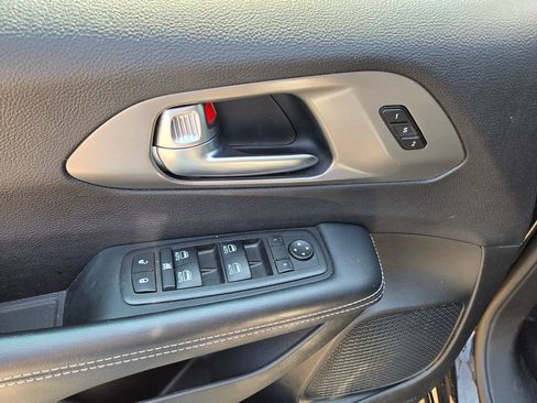 Used 2025 Chrysler Pacifica Select FWD image 12