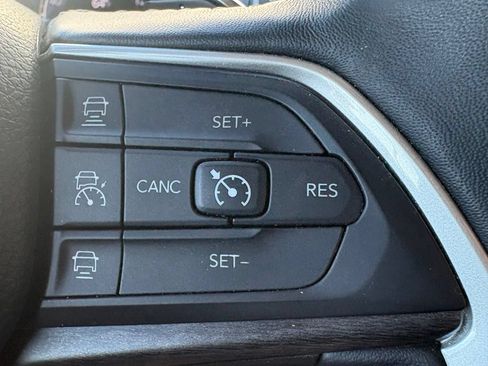 Used 2022 Jeep Grand Cherokee L Limited w/ Luxury Tech Group II AWD/4WD image 19
