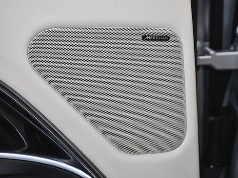 Used 2025 Land Rover Range Rover SE image 17