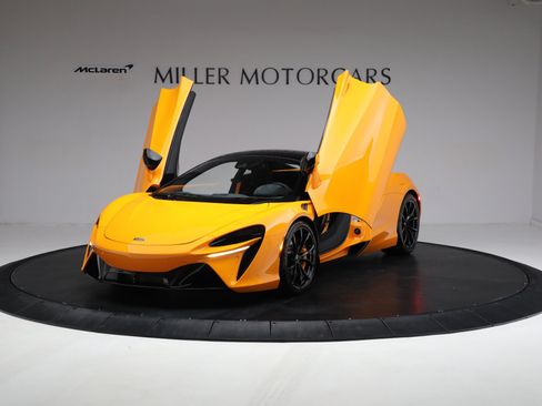 Used 2024 McLaren Artura RWD image 16