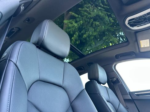 Certified 2025 Porsche Macan AWD/4WD image 18