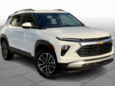 Used 2025 Chevrolet TrailBlazer LT image 2