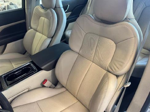 Used 2017 Lincoln Continental Reserve w/ Technology Package FWD image 4