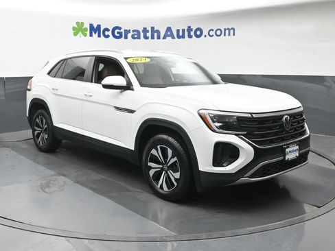 Used 2024 Volkswagen Atlas Cross Sport SE image 2