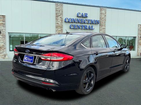 Used 2018 Ford Fusion SE w/ Fusion SE Technology Package image 4