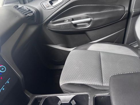 Used 2019 Ford Escape SE image 15