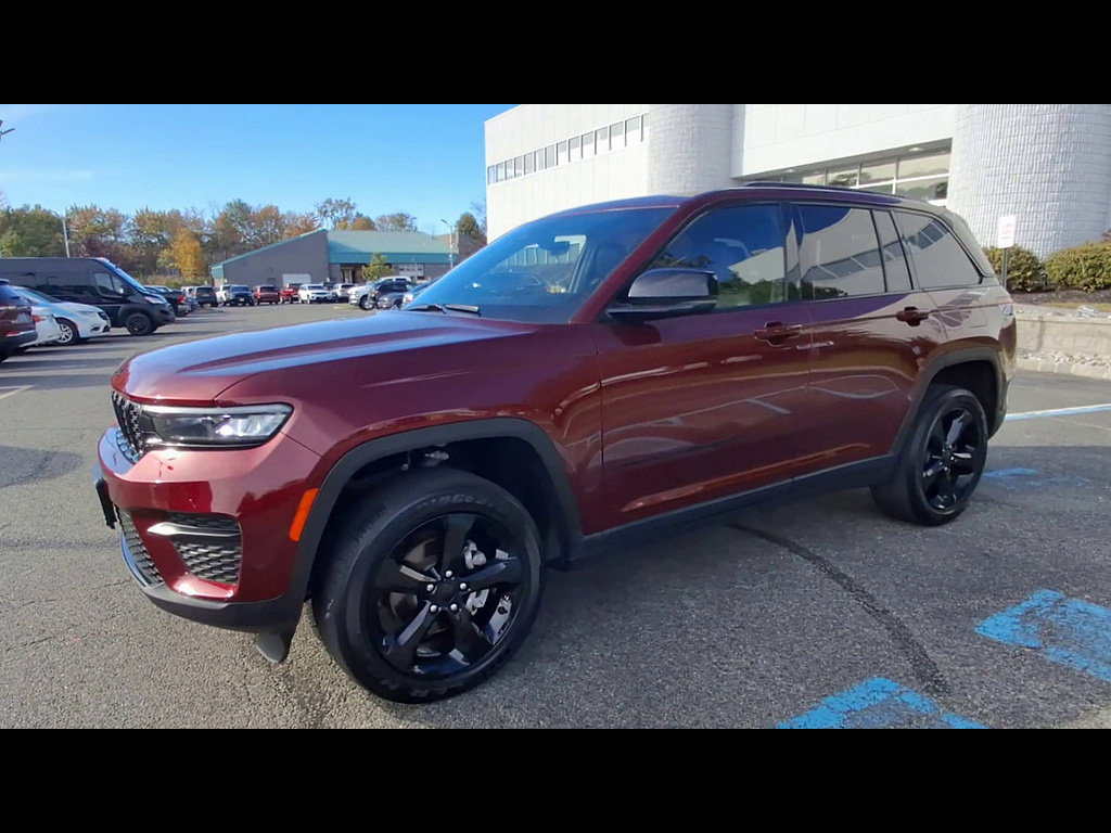 Used 2025 Jeep Grand Cherokee Altitude AWD/4WD image 4