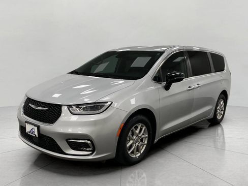 Used 2024 Chrysler Pacifica Touring-L image 10