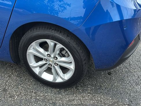Used 2019 Chevrolet Cruze LT w/ Sun And Sound Package FWD image 9