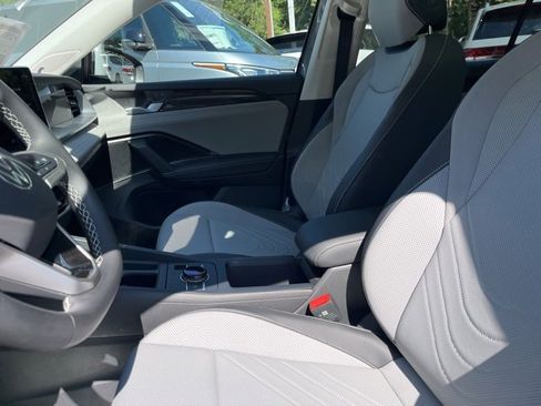 New 2025 Volkswagen Tiguan SE image 9