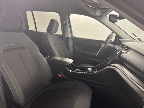 Used 2023 Jeep Grand Cherokee Laredo image 17