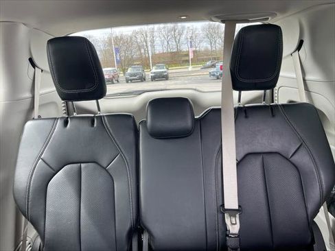 Used 2024 Chrysler Pacifica Touring-L image 17