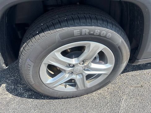 Used 2024 Jeep Compass Latitude AWD/4WD image 9