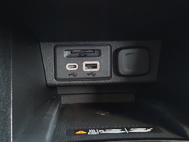 Used 2022 Chevrolet Bolt EUV Premier w/ Sun & Sound Package FWD image 31