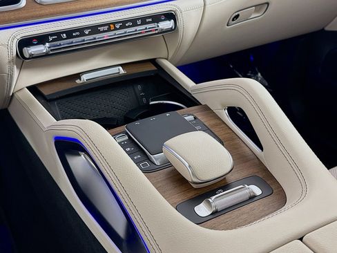 Used 2025 Mercedes-Benz GLS 580 4MATIC image 5