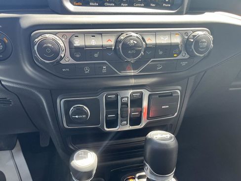 Used 2018 Jeep Wrangler Unlimited Sahara AWD/4WD image 23