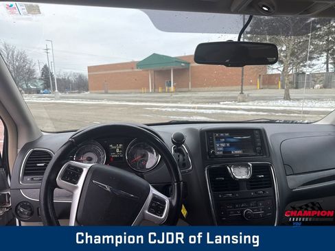 Used 2016 Chrysler Town & Country Touring image 14