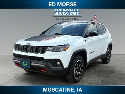 Used 2025 Jeep Compass Trailhawk AWD/4WD image 1